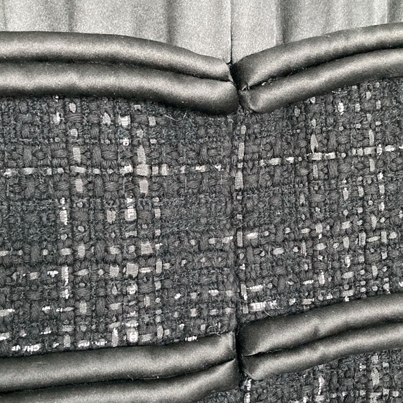 CHANEL BLACK
WHITE RIBBON LOGO TWEED
SILK MINI DRESS 42 - Picture 4 of 12